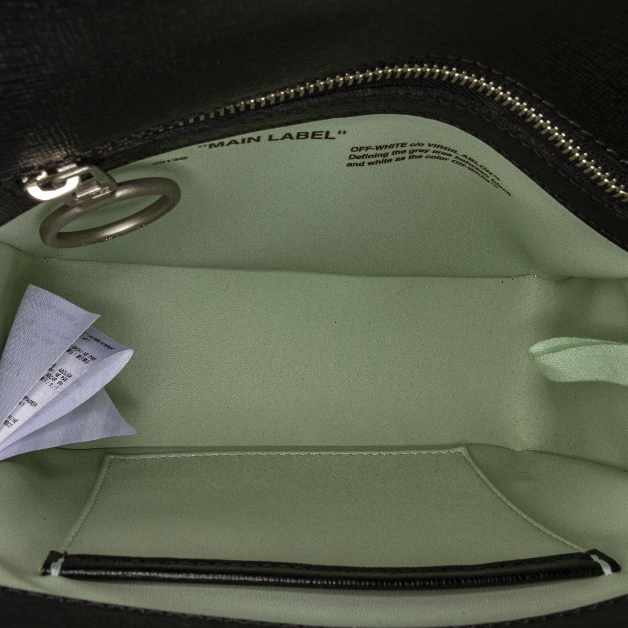 Pre-Owned Authenticated Off-Ivory Binder Clip Crossbody Bag Calf Leather Black Unisex (Good)